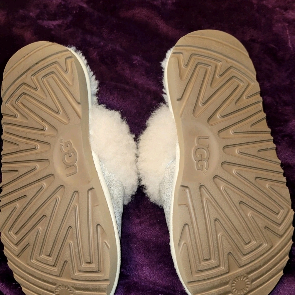 UGG Cozy Gray and Cream Slippers with Sheepskin Lining - Picture 4 of 5